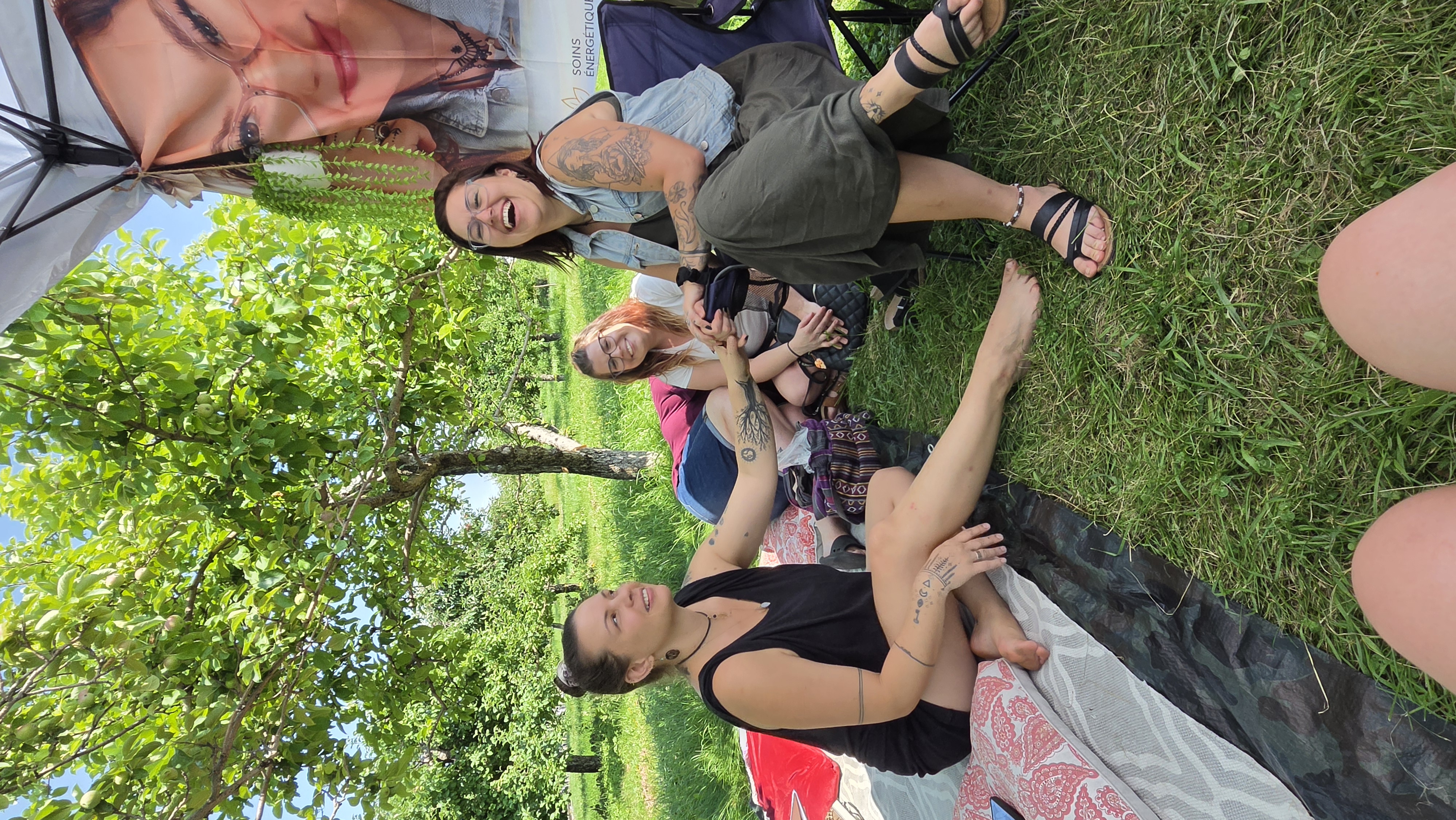 Andréanne en séance avec des clientes dans le verger