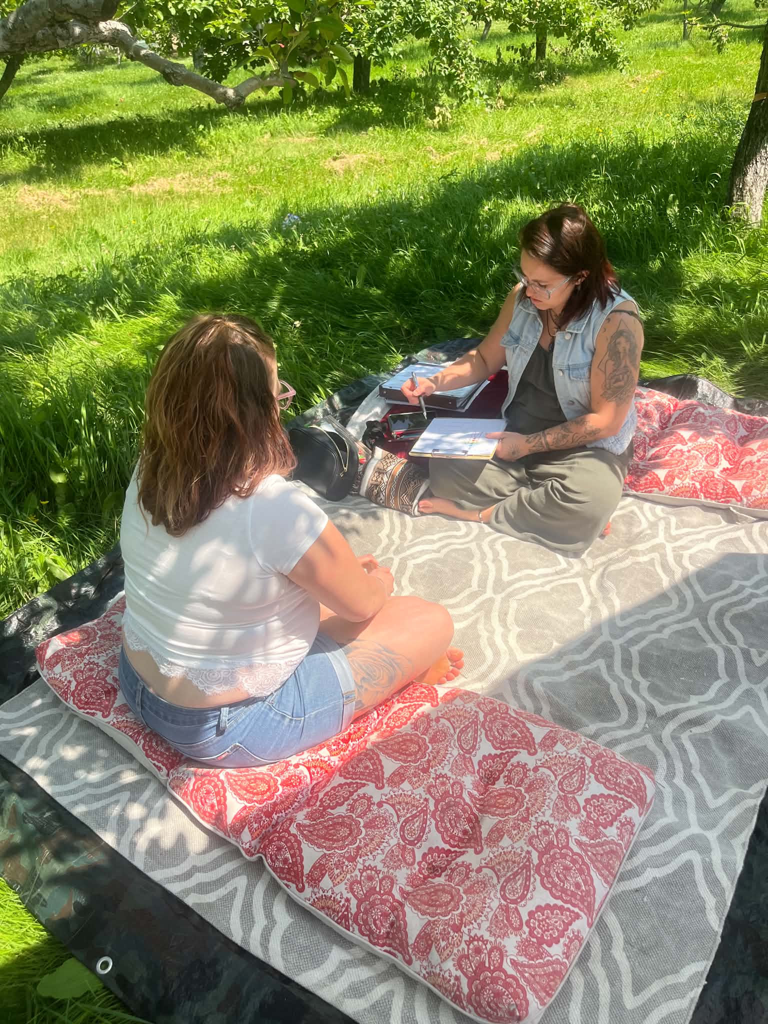 Andréanne animant une lecture d'oracle en plein air